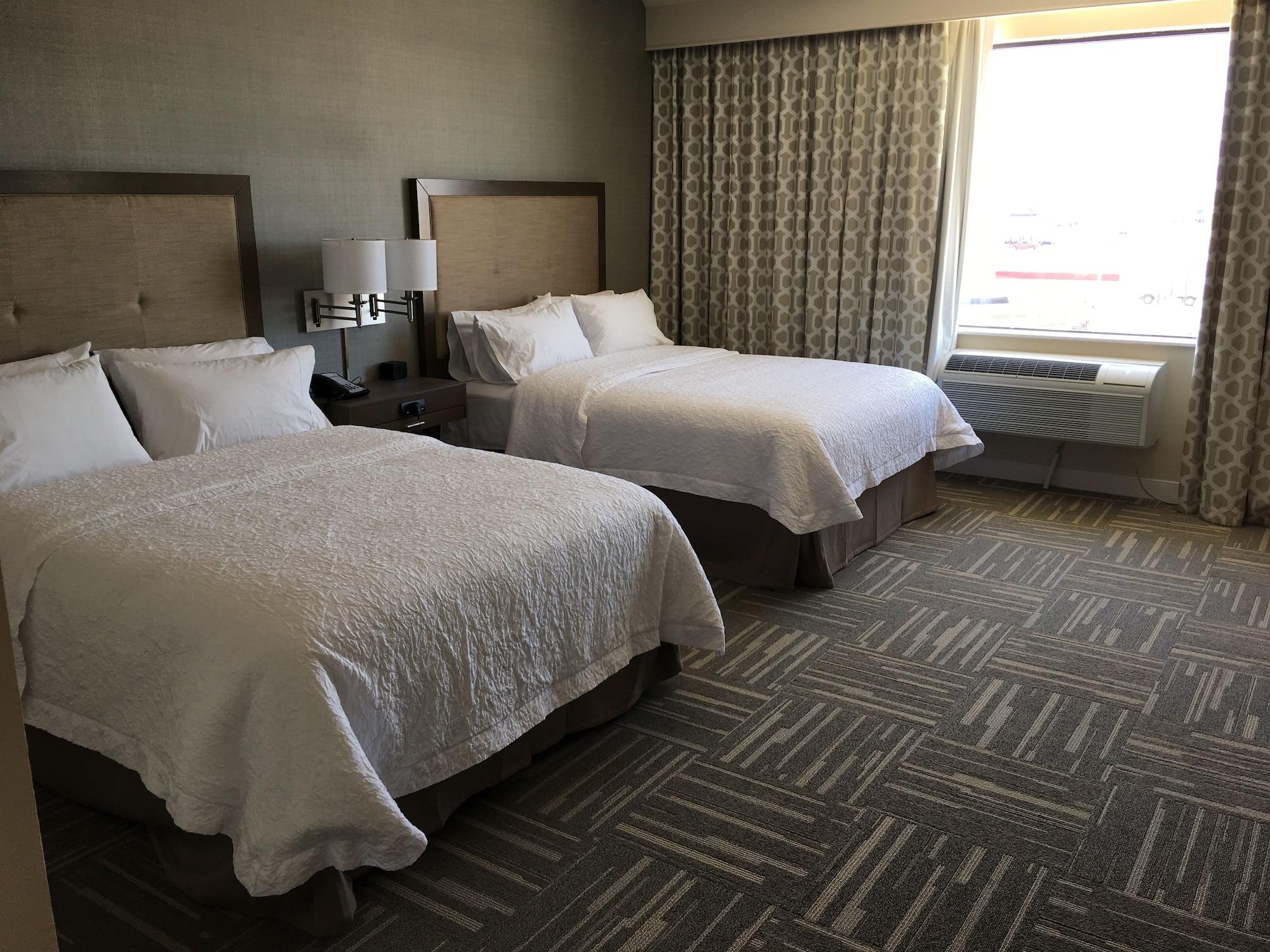 Hampton Inn Mcpherson Екстериор снимка