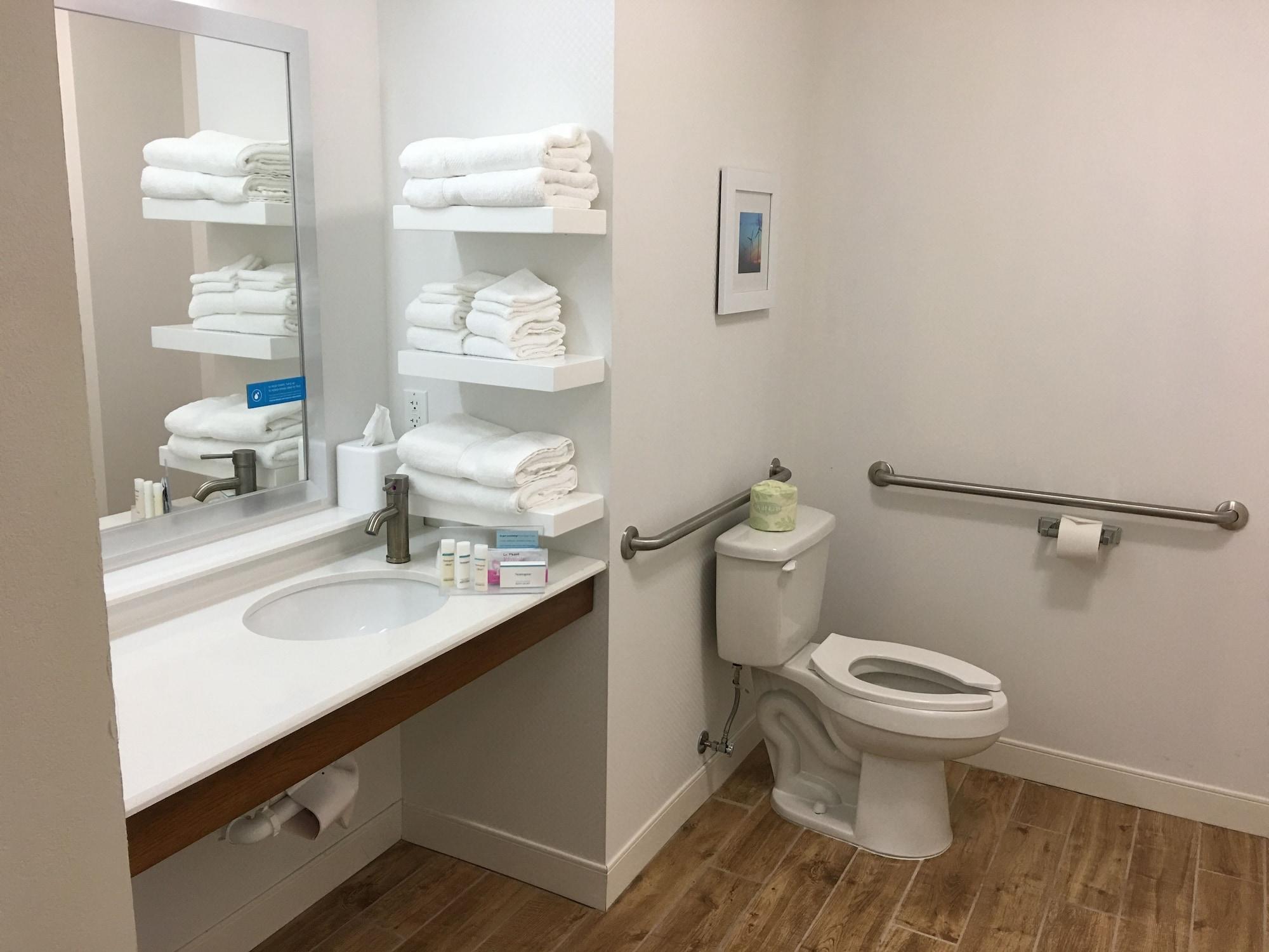 Hampton Inn Mcpherson Екстериор снимка
