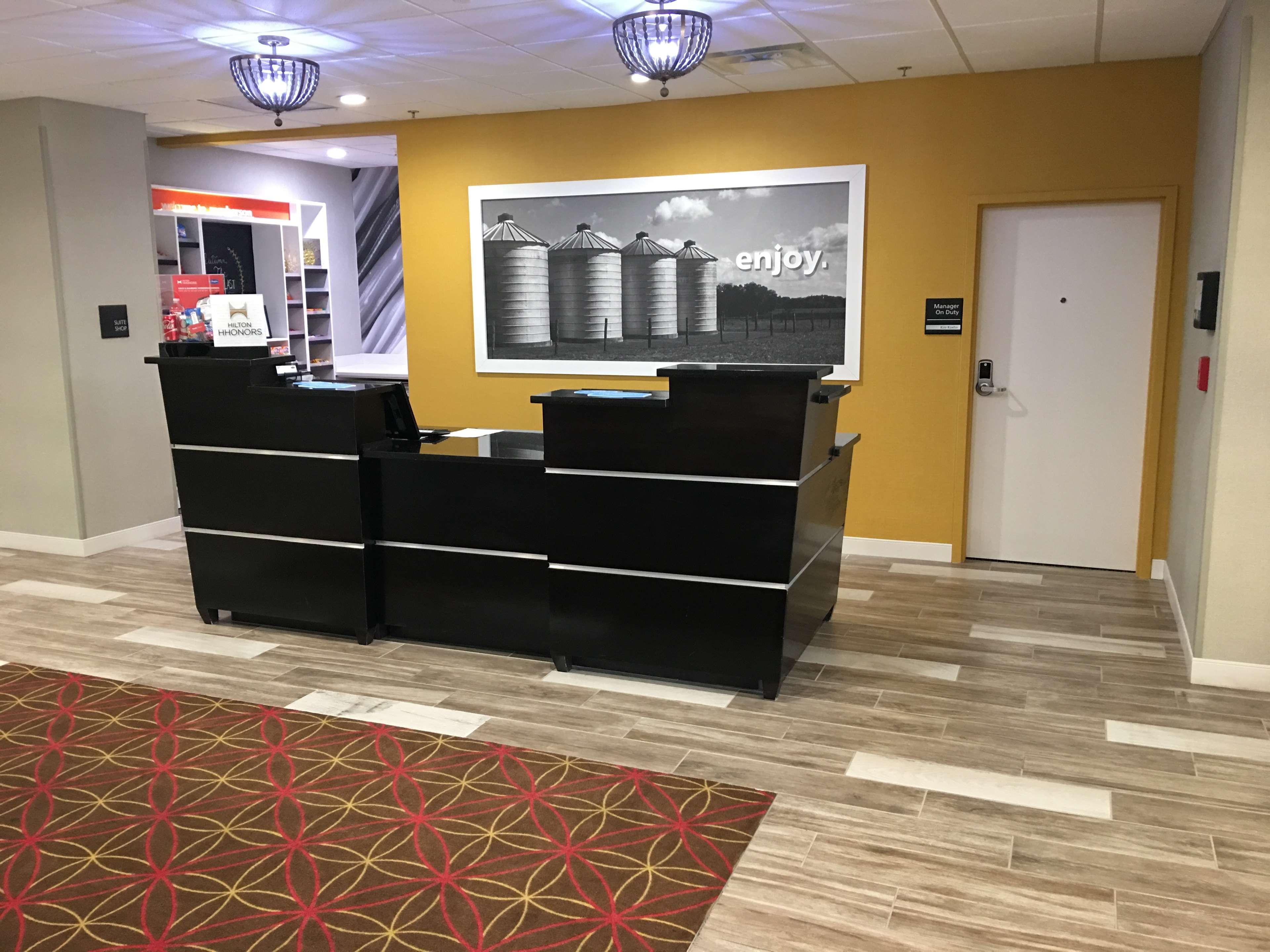 Hampton Inn Mcpherson Екстериор снимка
