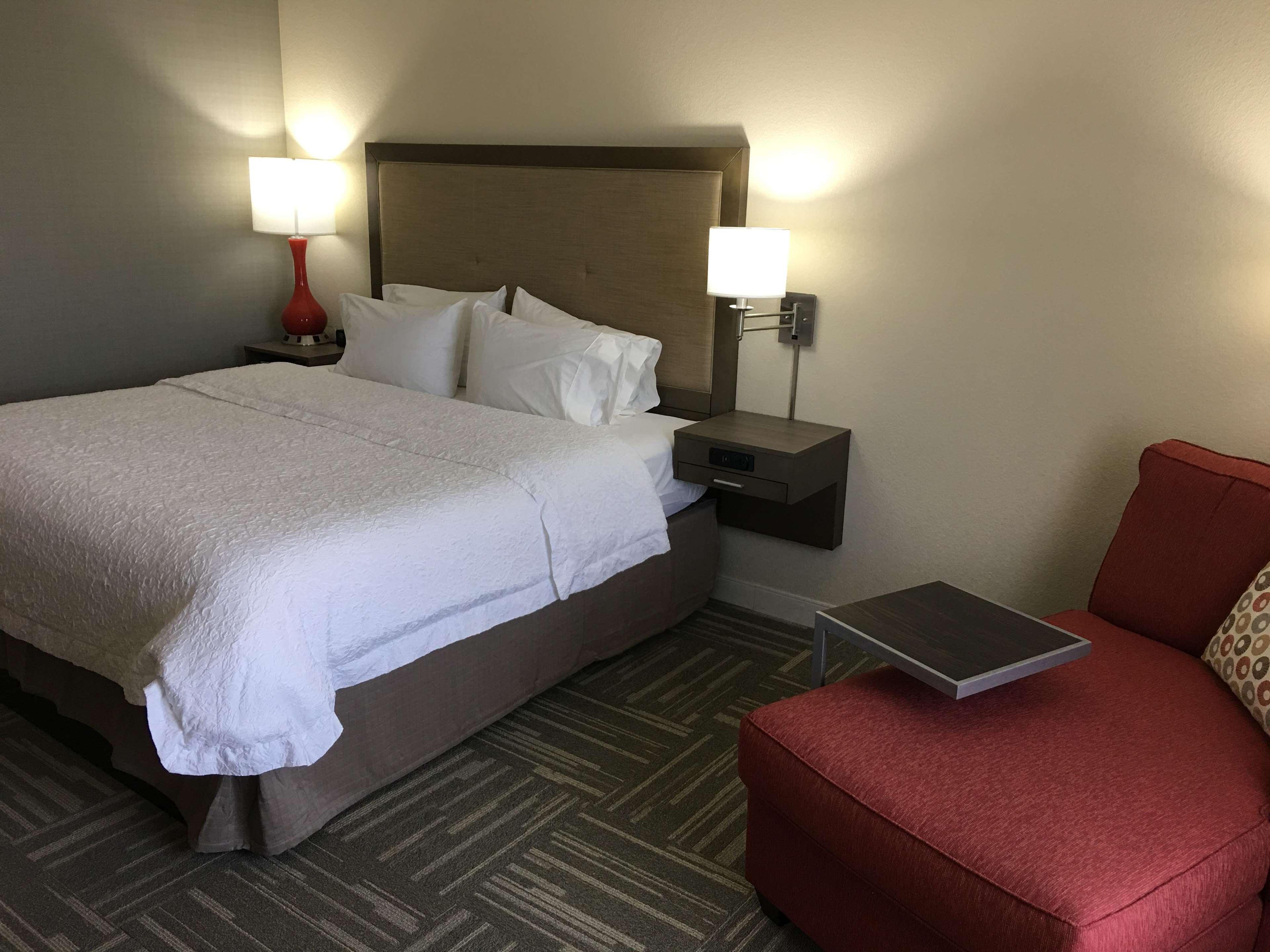 Hampton Inn Mcpherson Екстериор снимка