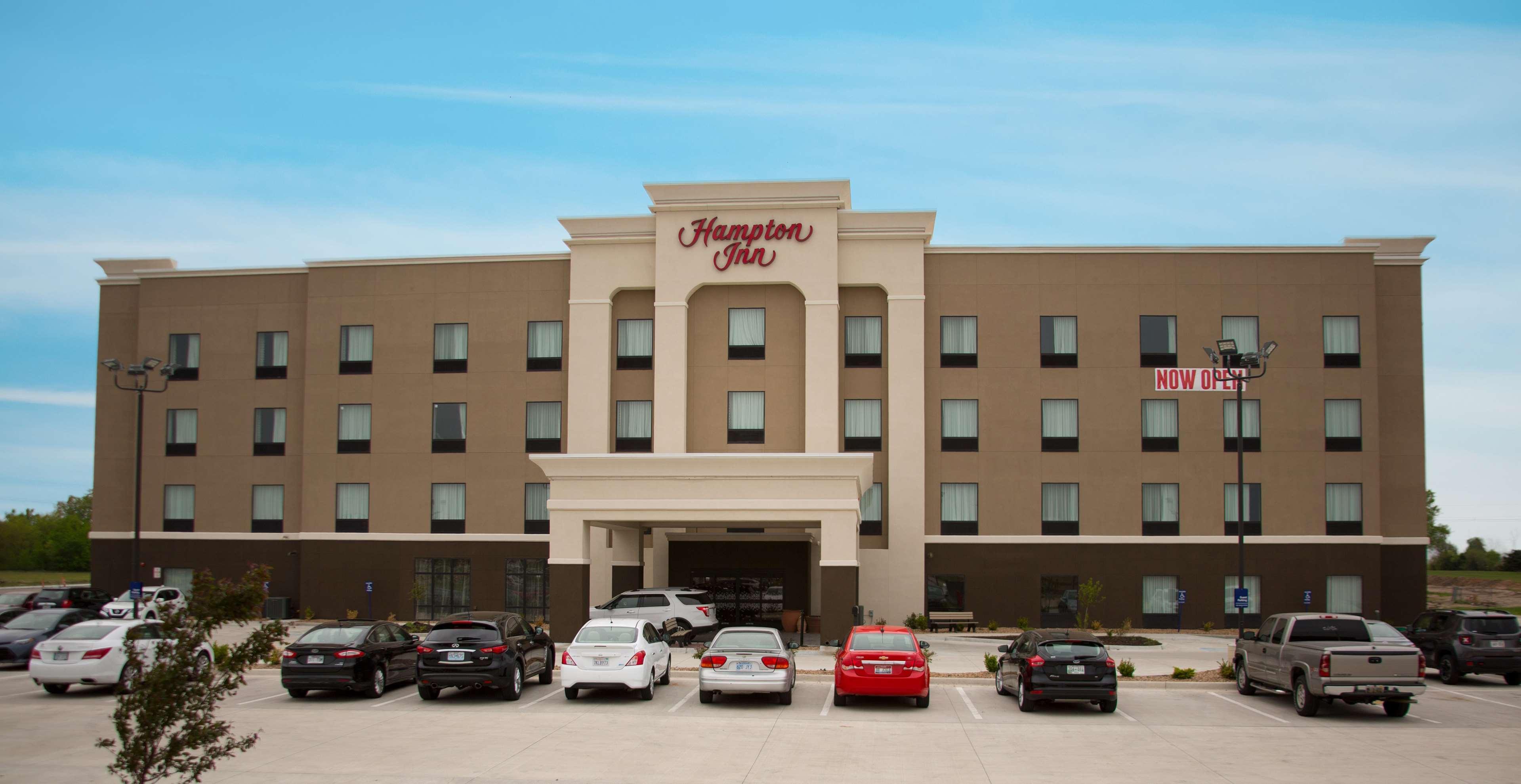 Hampton Inn Mcpherson Екстериор снимка