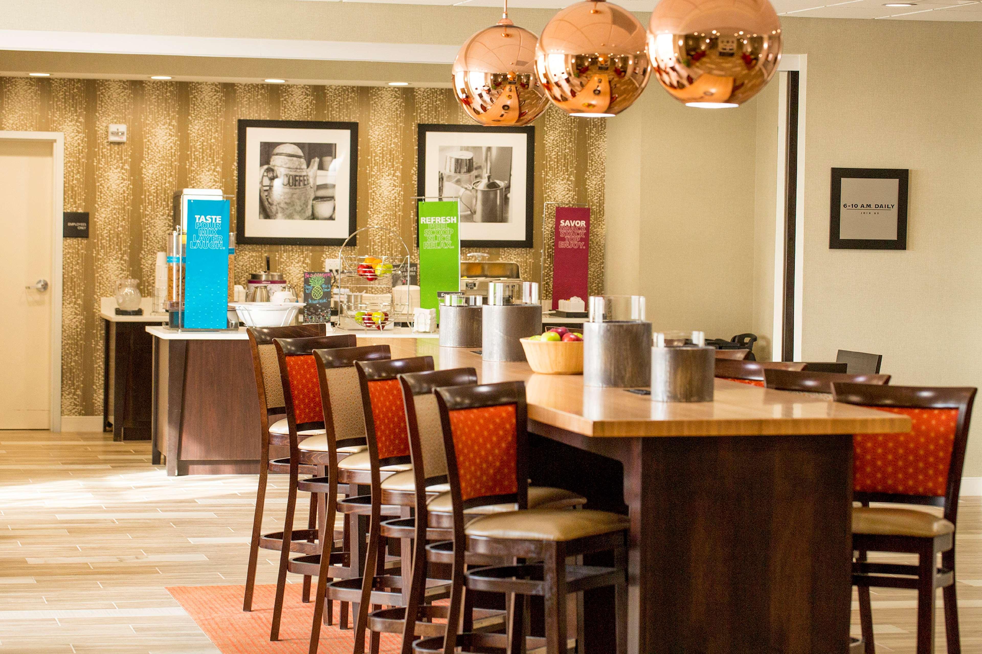 Hampton Inn Mcpherson Екстериор снимка