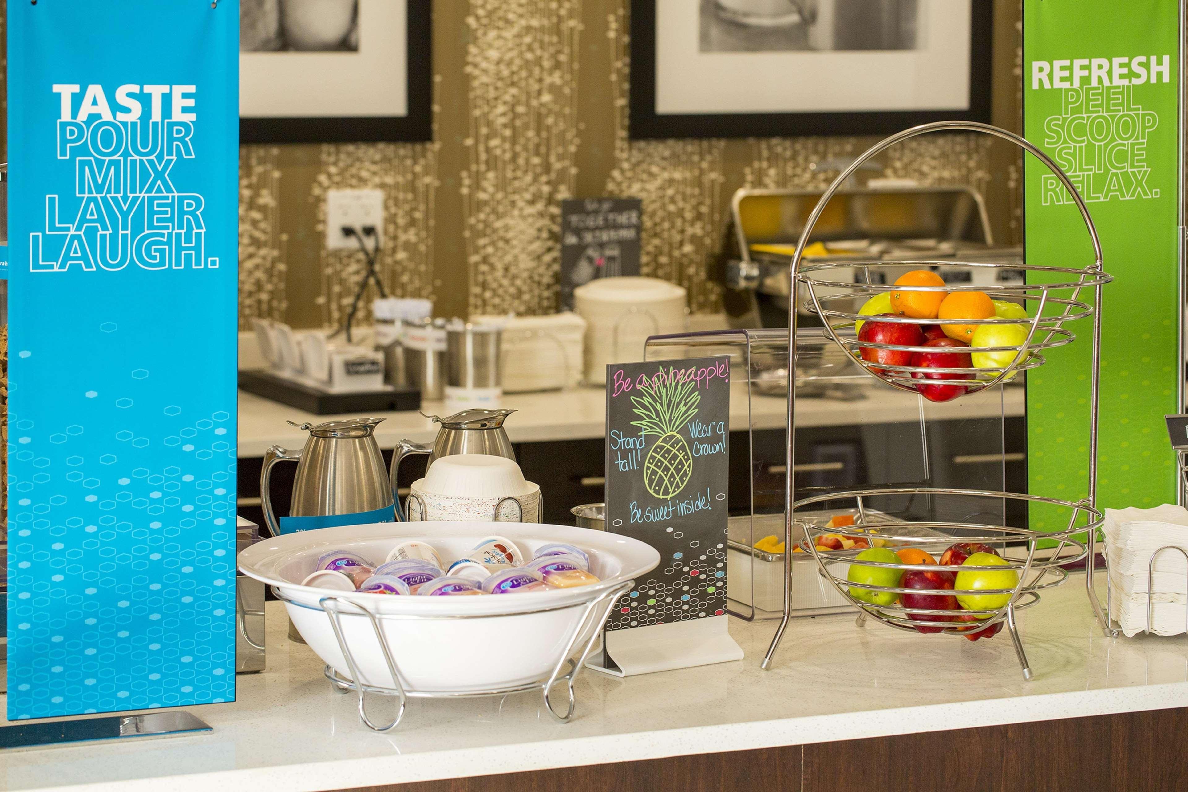 Hampton Inn Mcpherson Екстериор снимка