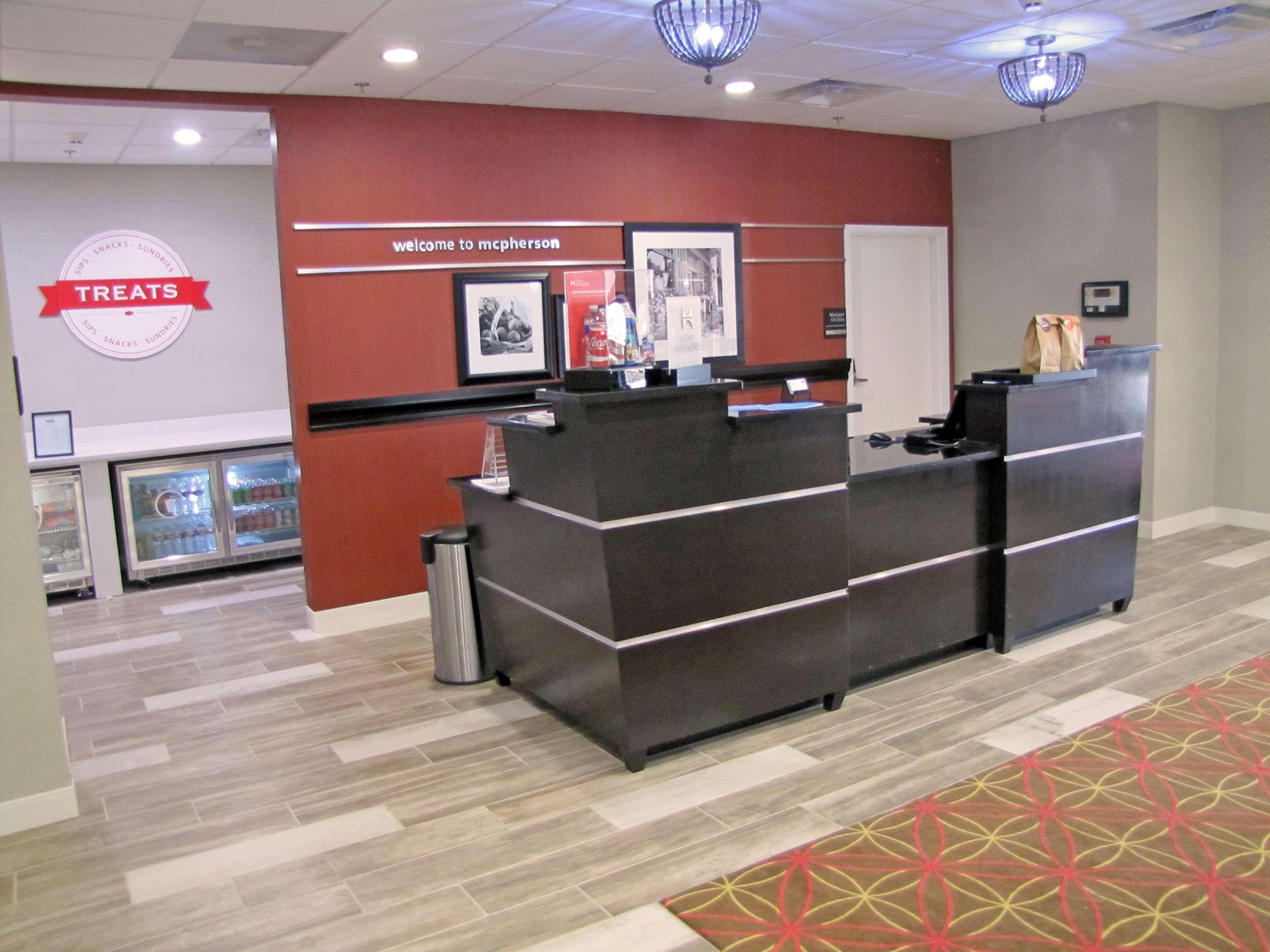 Hampton Inn Mcpherson Екстериор снимка