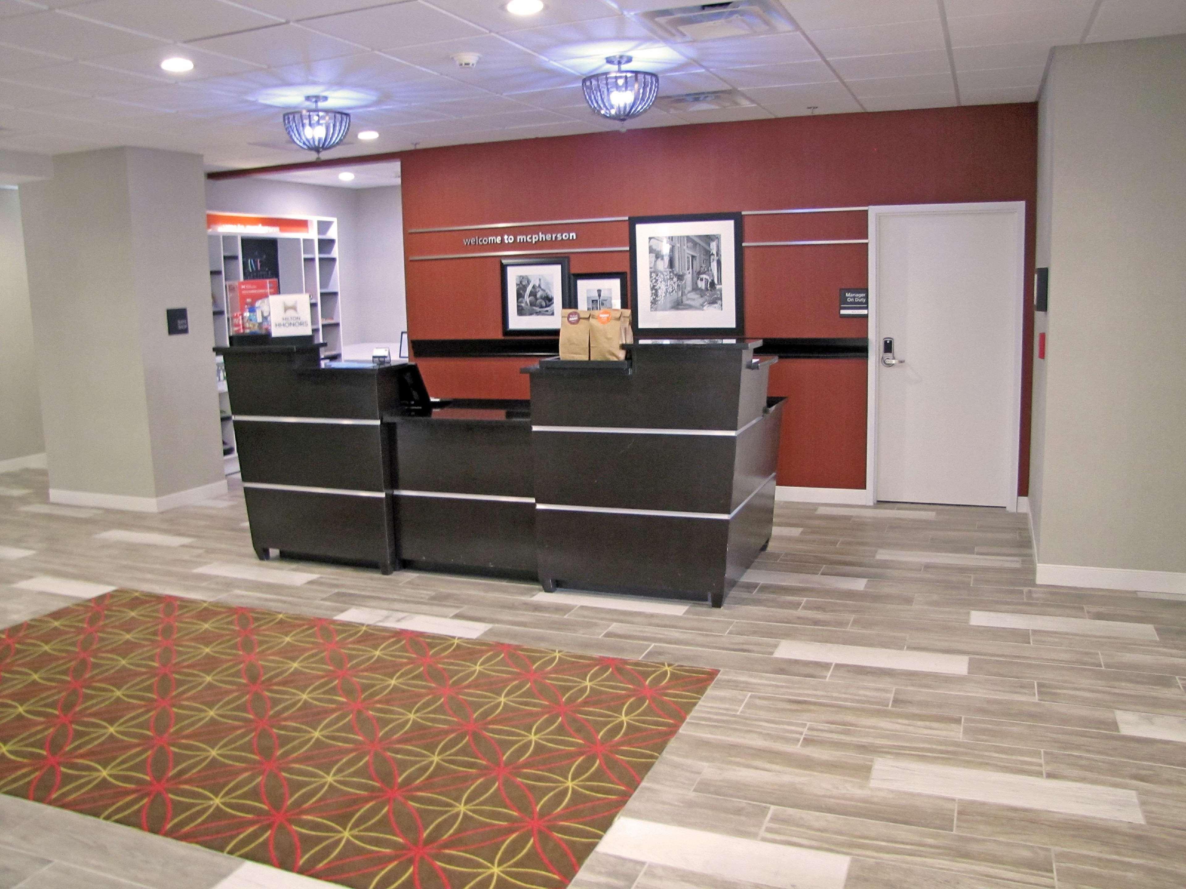 Hampton Inn Mcpherson Екстериор снимка