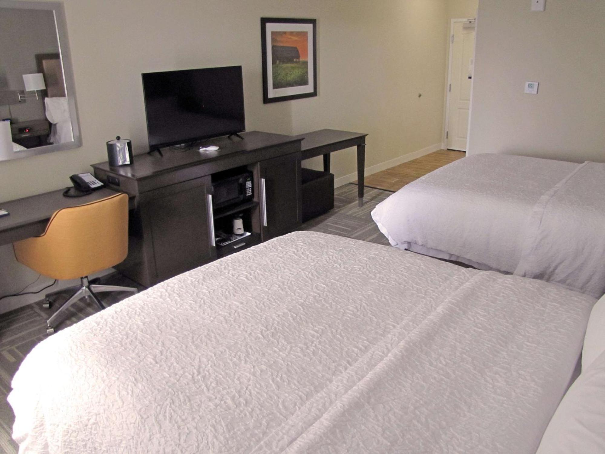 Hampton Inn Mcpherson Екстериор снимка