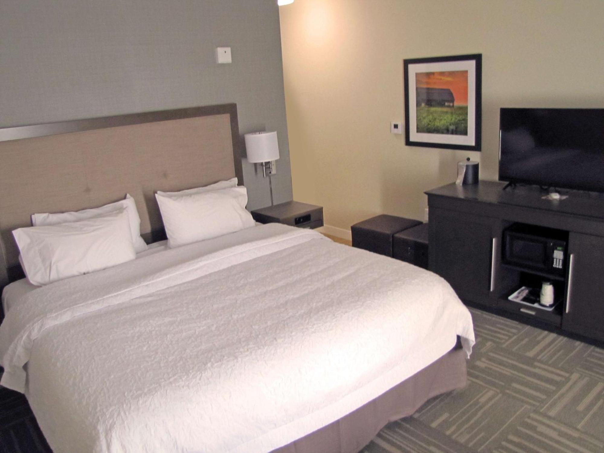 Hampton Inn Mcpherson Екстериор снимка