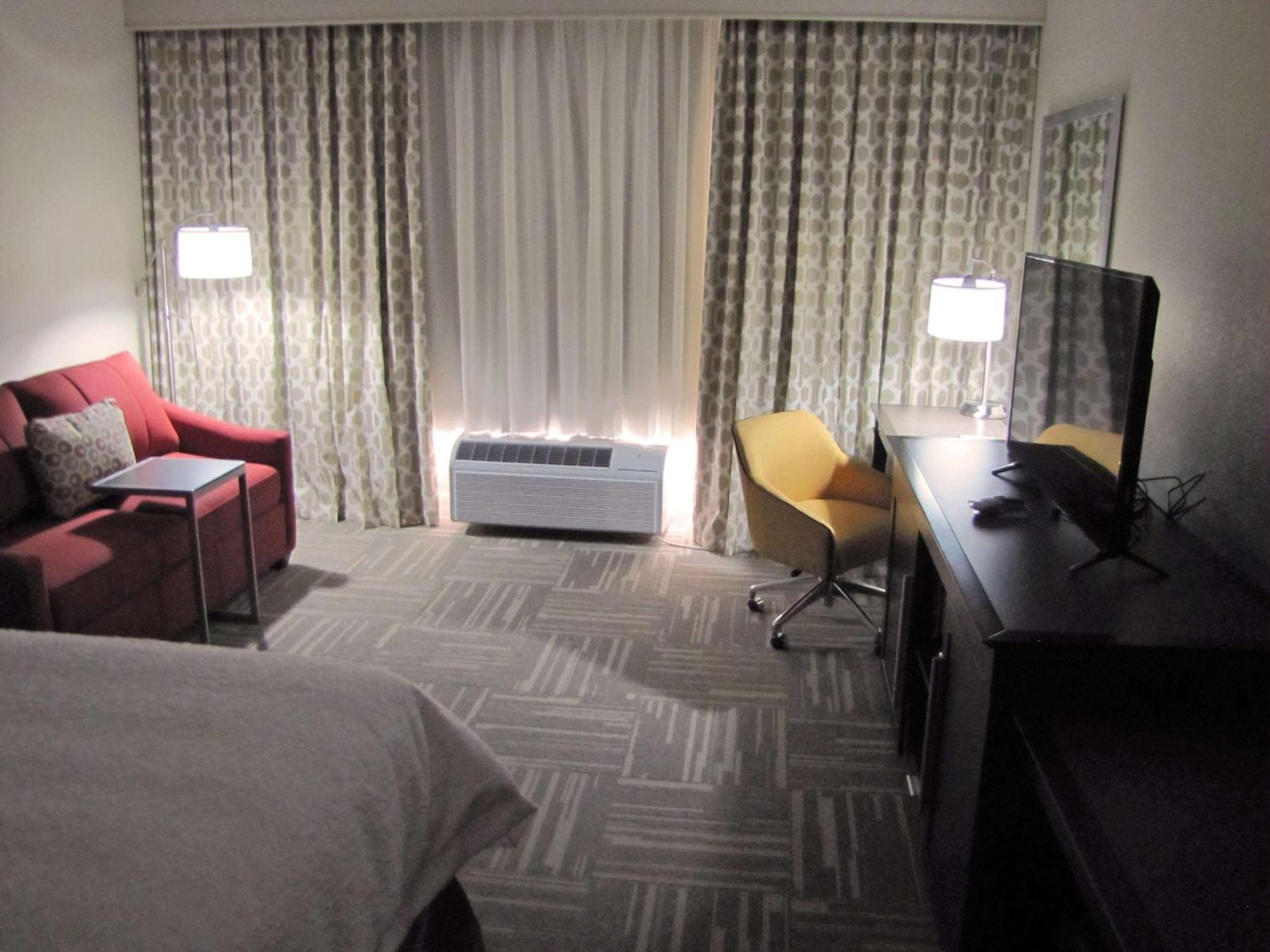 Hampton Inn Mcpherson Екстериор снимка