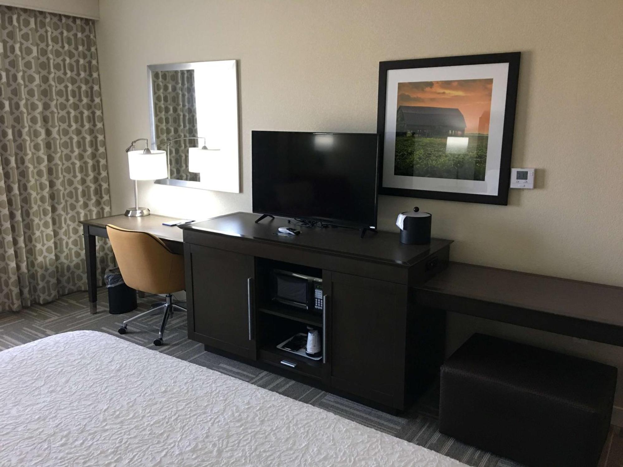Hampton Inn Mcpherson Екстериор снимка